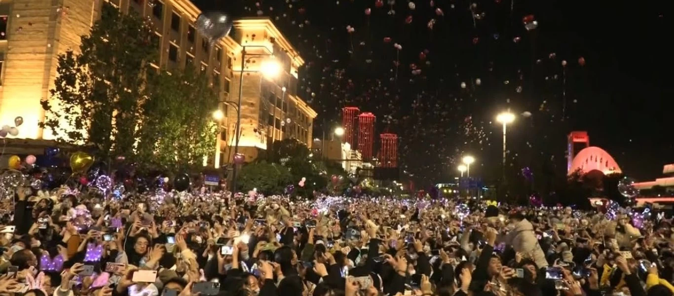 H μετά-κορωνοϊό ή «νέα» Γουχάν - «Ελεύθεροι» να γλεντήσουν αφού ήταν «ψηφιακά ελεγμένοι»